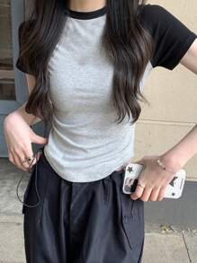 撞色拼接插肩袖短款T恤，适合休闲外出和约会