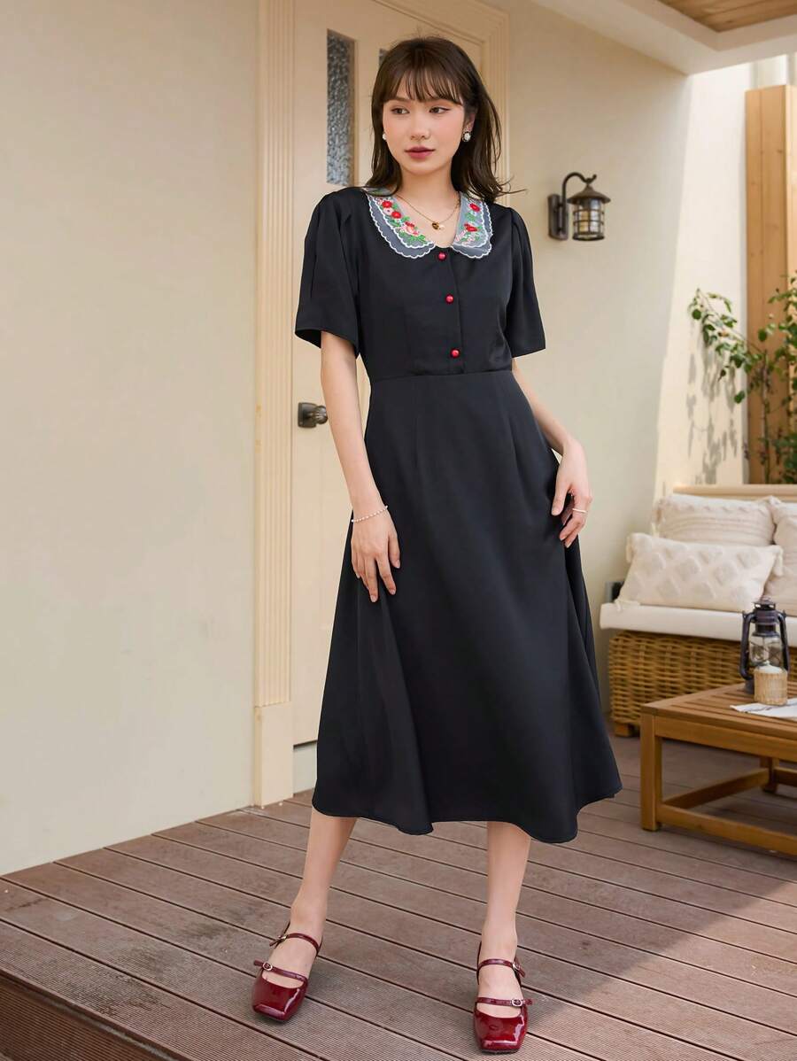 DAZY 花卉刺繡誇大領口泡泡袖連衣裙 - 黑色 - 查看 1