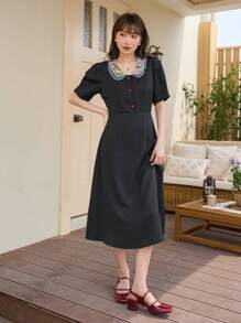 DAZY 花卉刺繡誇大領口泡泡袖連衣裙 - 黑色 - 查看 3