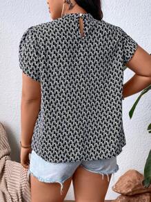 Calvaya 大碼滿版印花花瓣袖襯衫 - 黑與白 - 查看 2