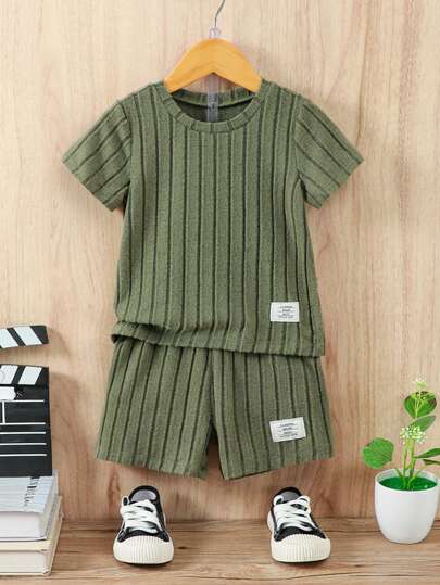 SHEIN Jovem Menino Verde Carta Estampa Casual Simples Confortável Manga Regular Conjunto De Duas Peças Com Um Pequeno Pescoço Redondo Para O Verão