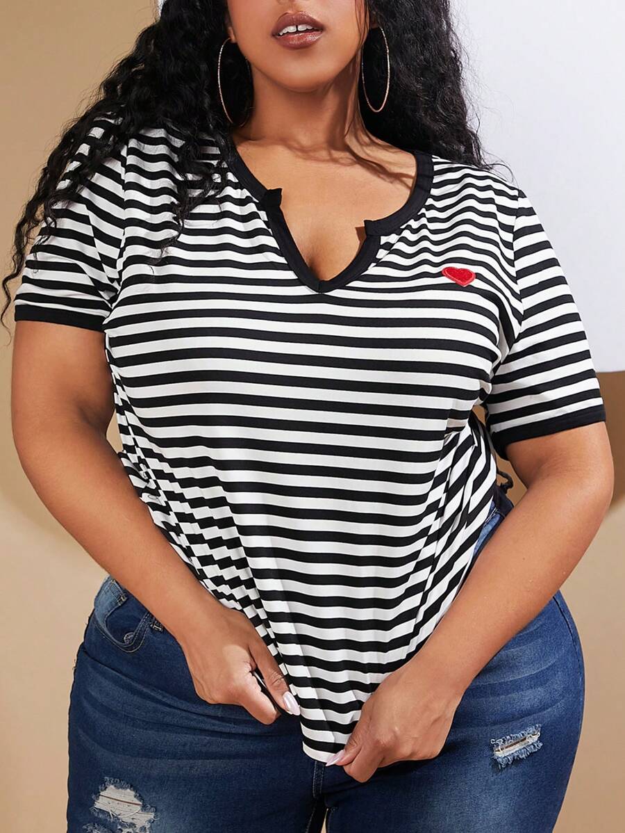 SHEIN CURVE+ 大碼條紋印花愛心刺繡缺口領滾邊T恤 - 黑與白 - 查看 1