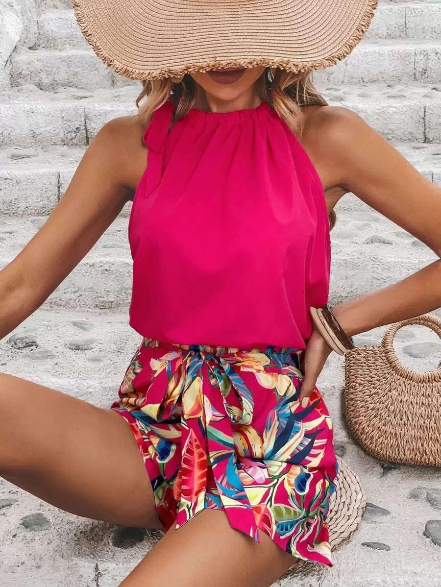 SHEIN VCAY 素色吊脖襯衫和熱帶圖案短褲 - 彩色 - 查看 1
