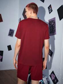 Manfinity RebelGame 1入組字母圖案T恤和1入組腰部抽繩短褲 - 酒紅色 - 查看 2