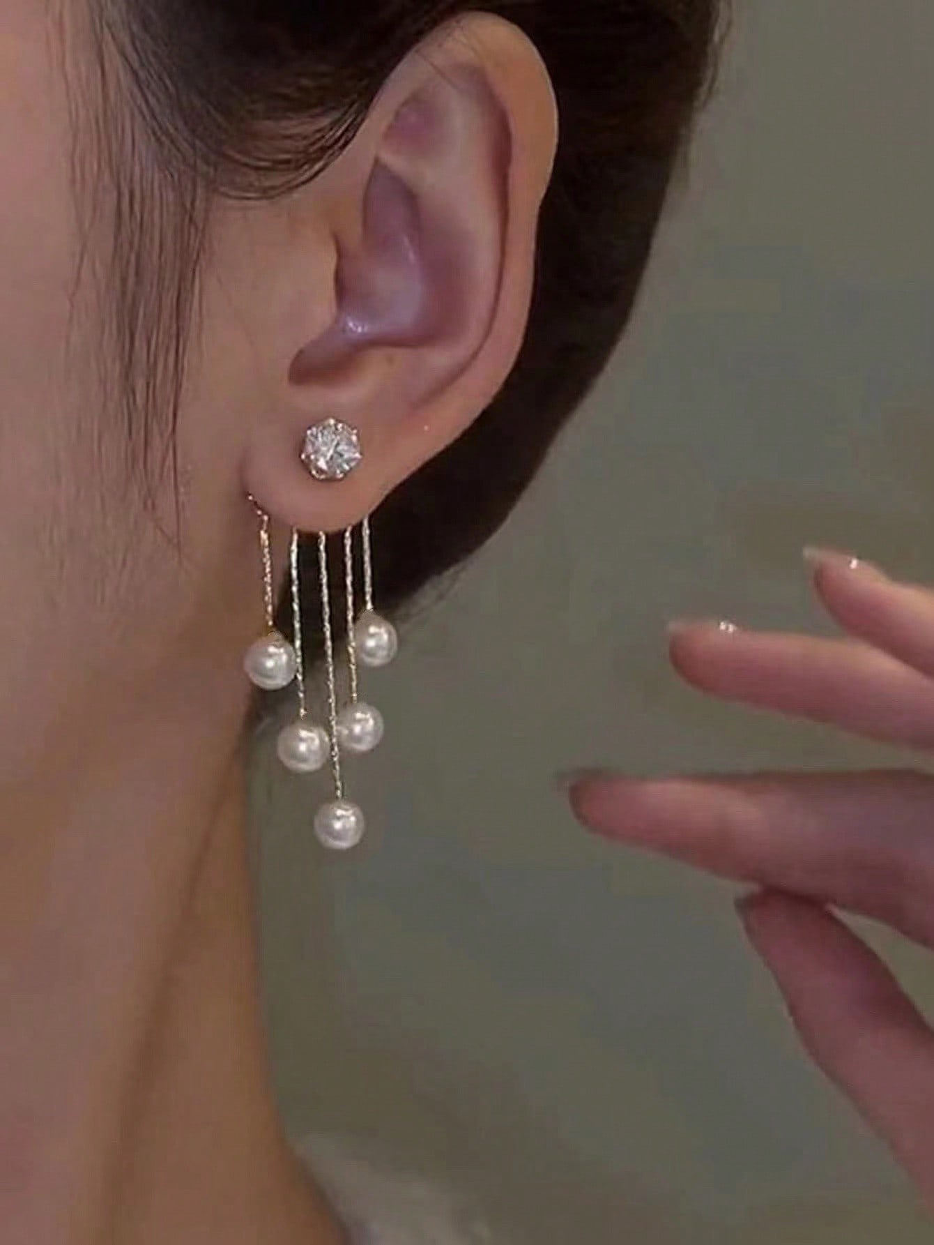 زوج من أقراط الشرابات المزينة بالخرز العصرية