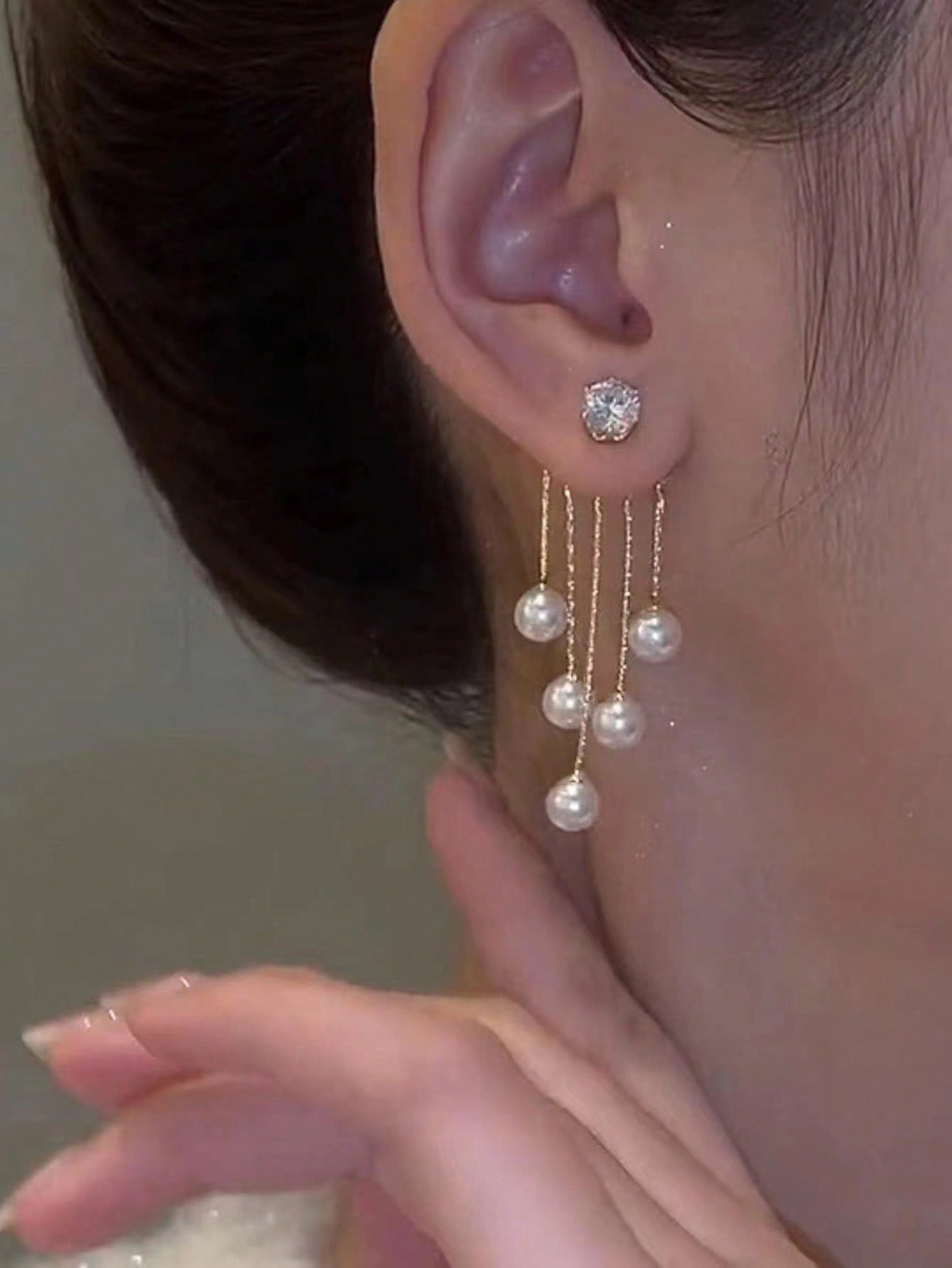 زوج من أقراط الشرابات المزينة بالخرز العصرية