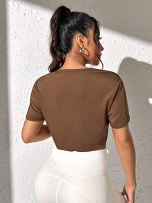 SHEIN Sports Camiseta crop con estampado de letra - Marrón - Ver 2