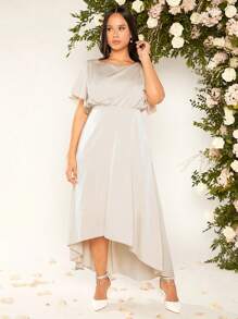 SHEIN Belle 大碼素色高低下擺緞面伴娘連衣裙 - 米色 - 查看 1