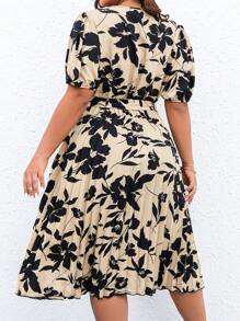 SHEIN LUNE 大碼印花泡泡袖百褶下擺繫腰帶連衣裙 - 彩色 - 查看 2