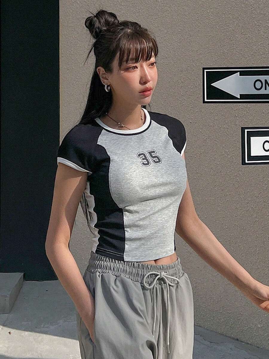 DAZY Đồ họa Chữ cái Tương phản Tay Raglan Áo phông Crop - Nhiều màu - Xem 1