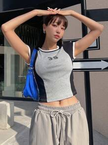 DAZY Đồ họa Chữ cái Tương phản Tay Raglan Áo phông Crop - Nhiều màu - Xem 2