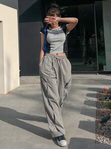 DAZY Đồ họa Chữ cái Tương phản Tay Raglan Áo phông Crop - Nhiều màu - Xem 7