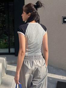 DAZY Đồ họa Chữ cái Tương phản Tay Raglan Áo phông Crop - Nhiều màu - Xem 9