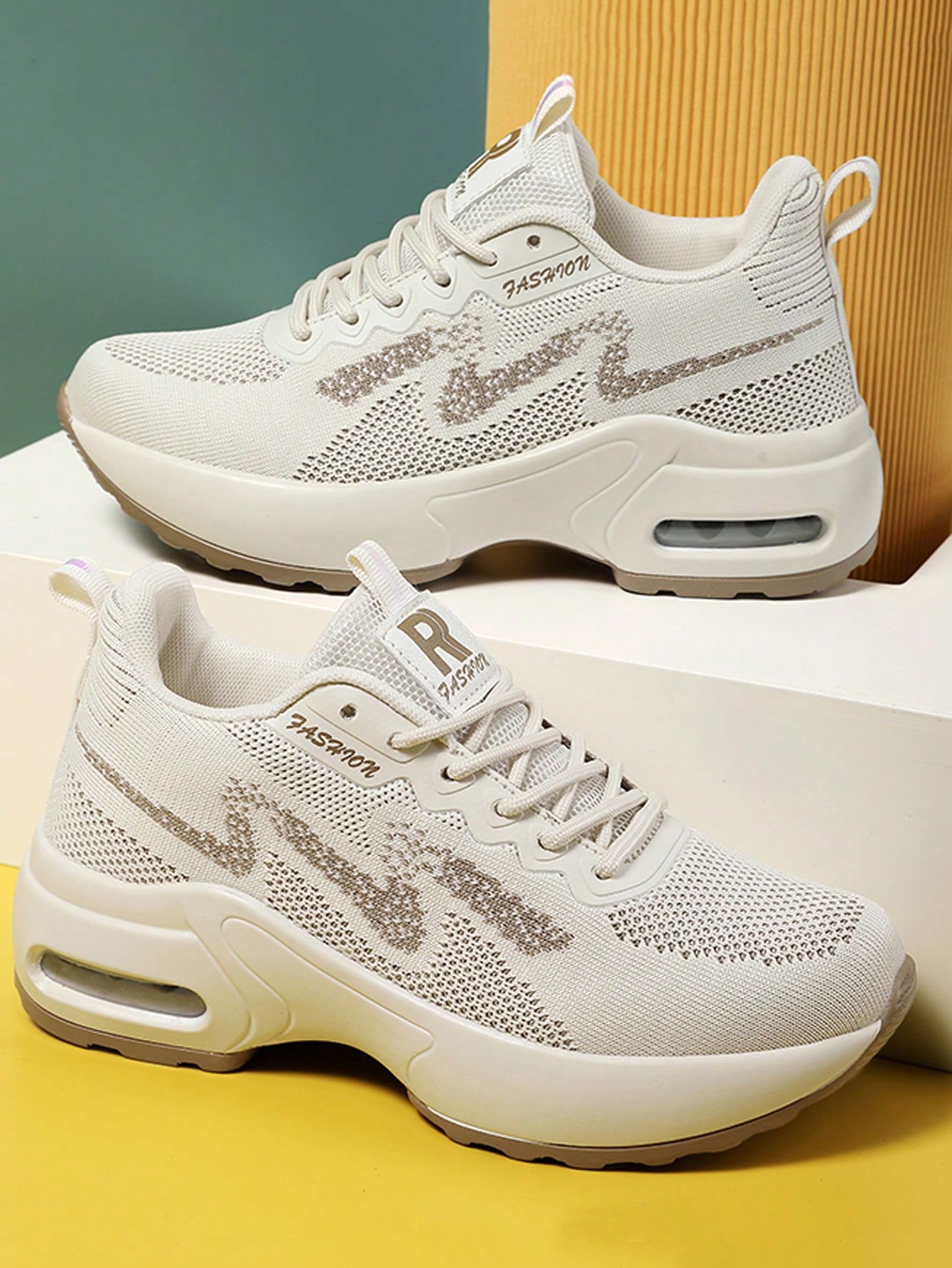 أحذية رياضية للنساء، أحذية رياضية بألوان مكعبة وطب...