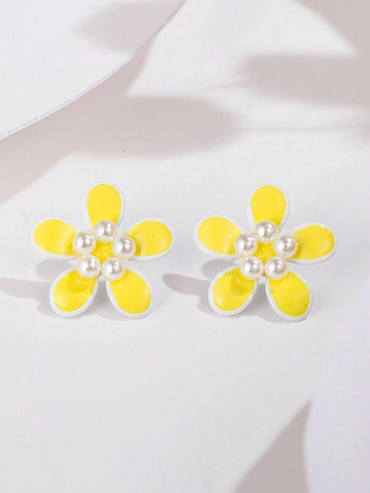 Faux Pearl Decor Flower Stud Earrings