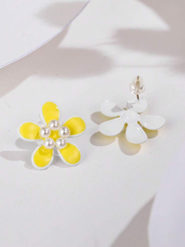 Faux Pearl Decor Flower Stud Earrings
