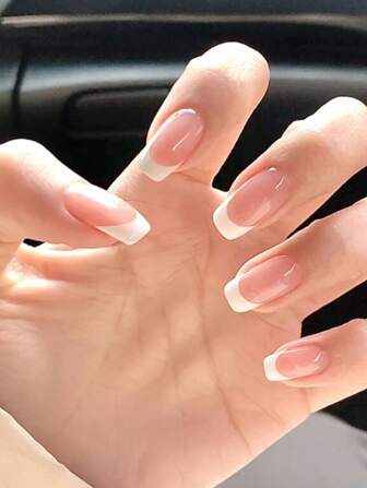 使用24入組長方形白色法式假指甲和1張膠帶和1入組指甲銼打造迷人魅力