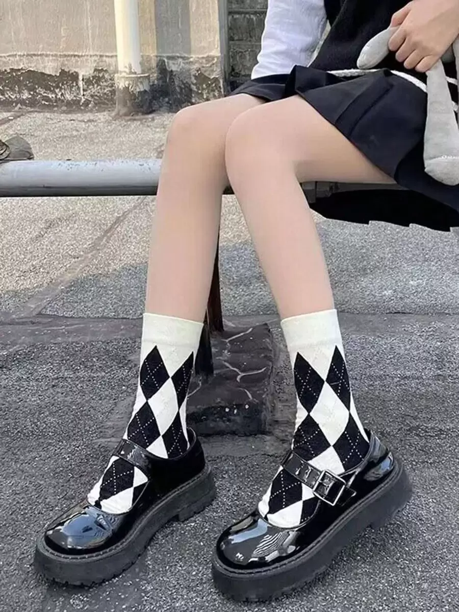 Mujer 1 par Calcetines de tripulación con patrón de rombo preppy para diariamente - Blanco y Negro - Ver 1