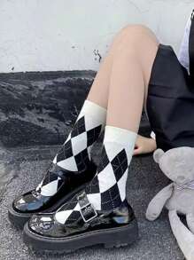 Mujer 1 par Calcetines de tripulación con patrón de rombo preppy para diariamente - Blanco y Negro - Ver 3