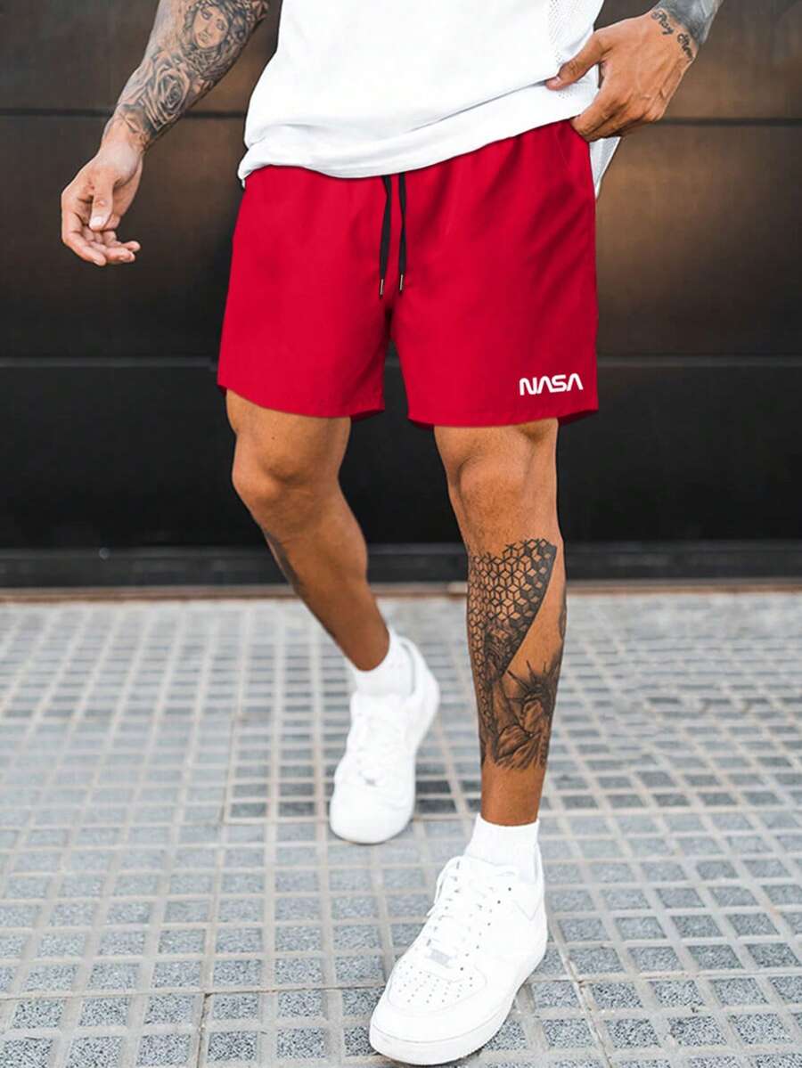 Manfinity Homme Quần Short Nam Dây kéo Túi Lá thư Giải trí - Màu Đỏ Sâu - Xem 1