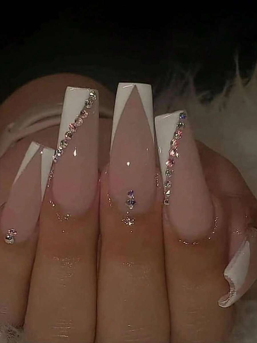 24入組長彎形法式白色閃粉假指甲，附1支指甲檔和1片膠帶壓縮假甲，美甲工具供應