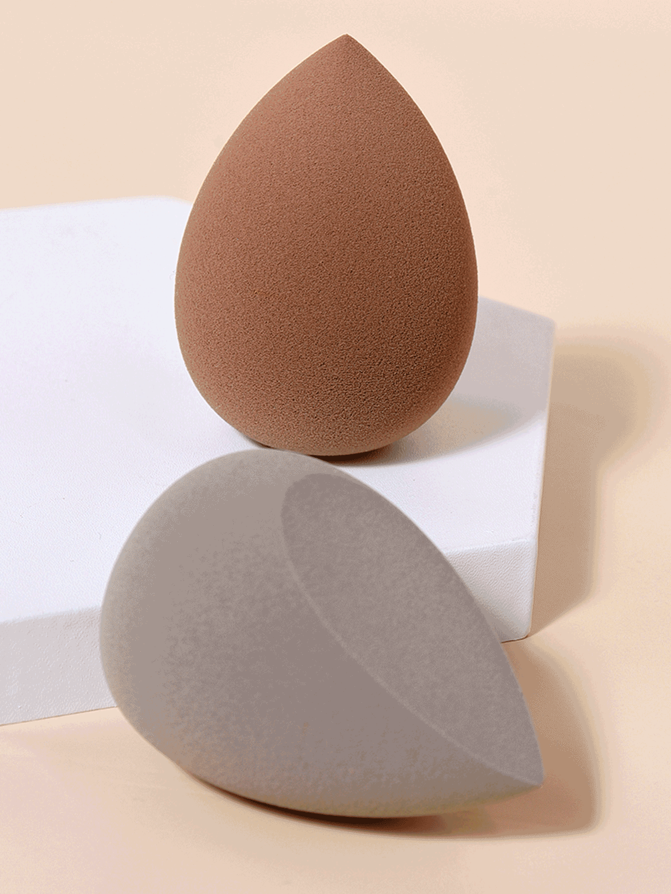 2 件装化妆海绵，适合女士化妆使用 - 彩色 - 查看 2