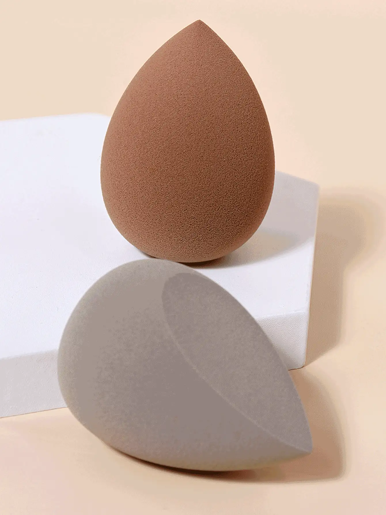 2 件装化妆海绵，适合女士化妆使用 - 彩色 - 查看 3