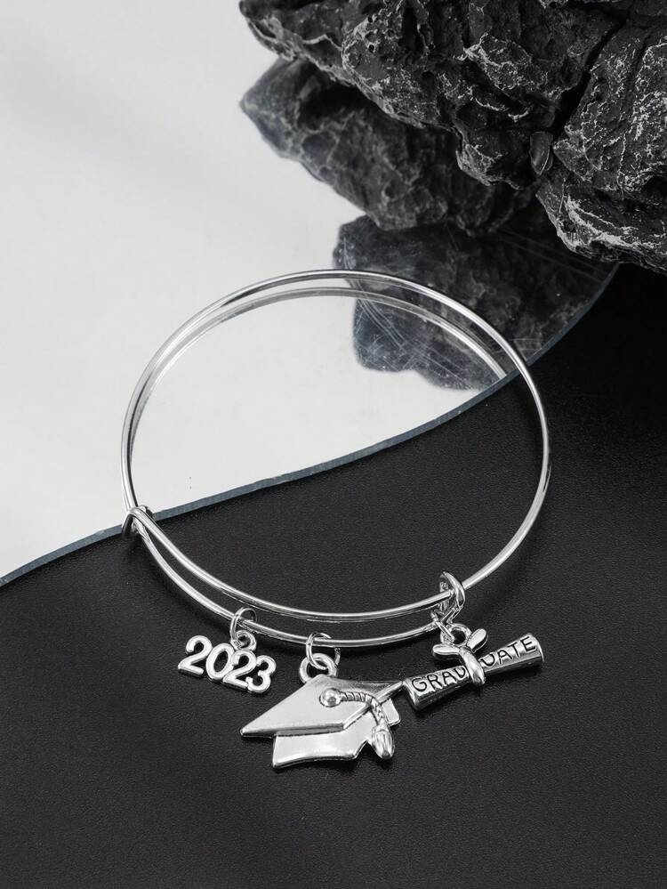 1pc Fashionable Zinc Alloy Graduation Hat & Year Number Charm Bangle For Women For Daily Decoration