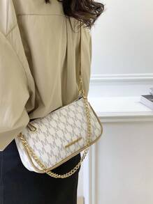 Em 2025, a nova bolsa baguete com design de corrente metálica e estampa do corpo do Coringa, um design de moda clássica, é adequada para compras.