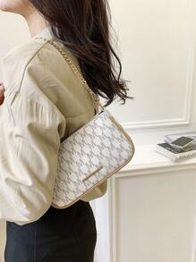 Em 2025, a nova bolsa baguete com design de corrente metálica e estampa do corpo do Coringa, um design de moda clássica, é adequada para compras.