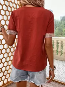 SHEIN LUNE Blusa panel con encaje de cuello V - Rojo - Ver 2