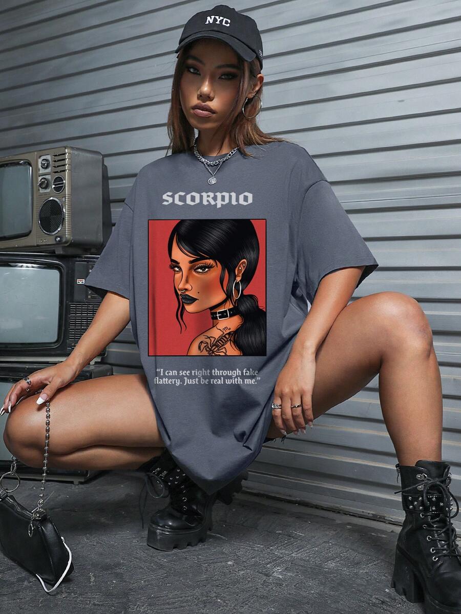 Ashley Baxter 艺术家形象与口号图案落肩超大 T 恤，适合夏季、假日、度假、节日 - 霧霾藍 - 查看 1