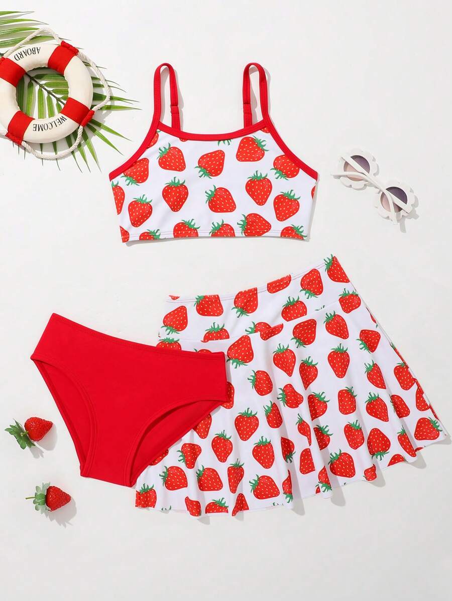 年轻女孩草莓印花比基尼套装搭配沙滩裙夏日海滩