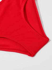 年轻女孩草莓印花比基尼套装搭配沙滩裙夏日海滩