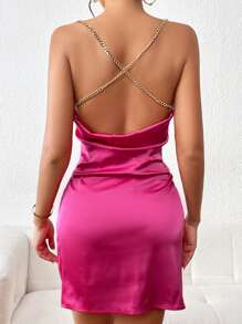 SHEIN Privé 鏈條細節垂領露背緞面吊帶連衣裙 - 玫紅色 - 查看 3