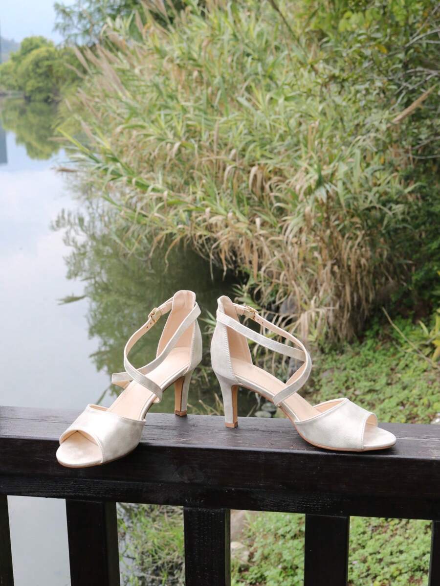 時尚涼鞋適用於女士搭扣裝飾細跟踝帶平底涼鞋 - 金色 - 查看 1