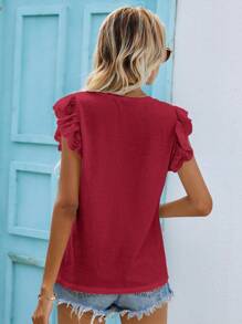 SHEIN Frenchy Camiseta bordado de ilhós manga de borboleta gola v