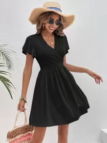 SHEIN Frenchy 素色交疊領A字洋裝 - 黑色 - 查看 1