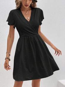 SHEIN Frenchy 素色交疊領A字洋裝 - 黑色 - 查看 4