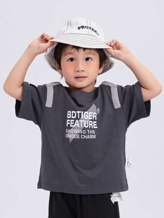 小男童灰色簡約字母印花和編織帶設計圓領短袖T恤，適合休閒海灘度假聚會，夏季