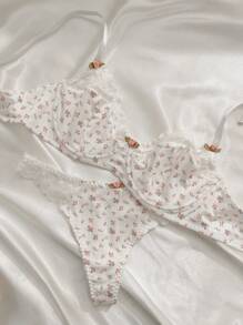 Abitino intimo con reggiseno a ferretto e mutandine in contrasto con stampa floreale disordinata e pizzo