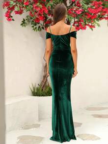 LOVE&LEMONADE Cold Shoulder Ruched Velvet Formal Dress - Dark Green - View 2