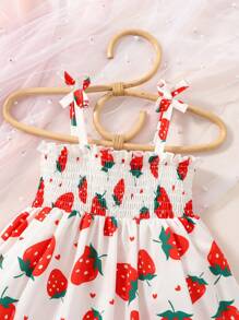 SHEIN Vestido Con Estampado De Fresas Para Bebés Niñas Con Correas Y Sombrero
