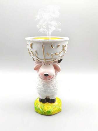 1只時尚的卡通羊造型香爐,由聚酯樹脂製成,是情人節、狂歡節和新年節日禮物的理想選擇,可擺放在桌面上作裝飾