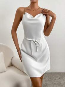 SHEIN Privé 鏈條細節垂領腰帶吊帶連衣裙 - 白色 - 查看 2