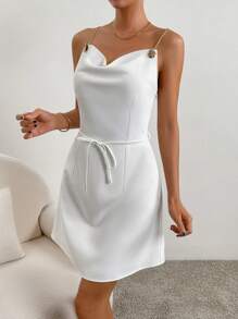 SHEIN Privé 鏈條細節垂領腰帶吊帶連衣裙 - 白色 - 查看 6