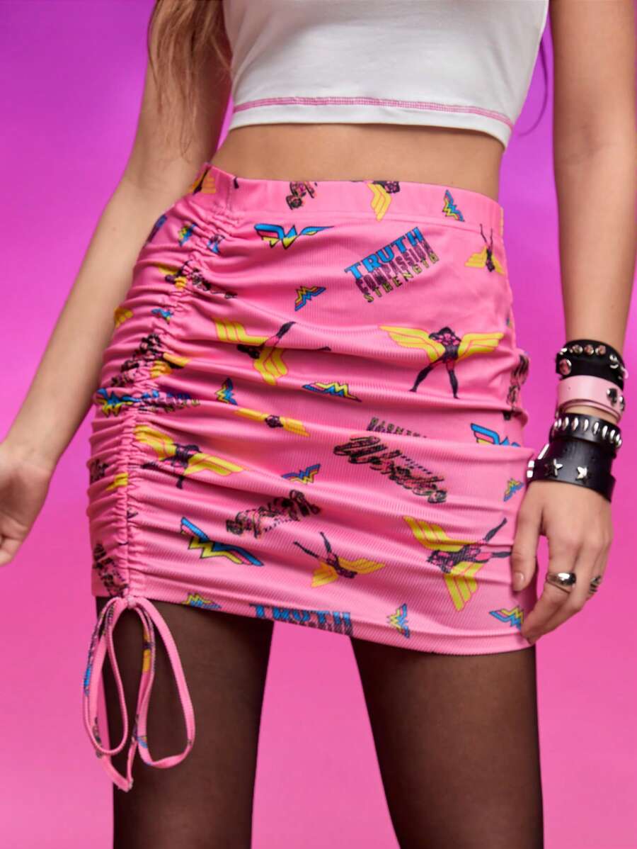WONDER WOMAN X SHEIN Falda de verano fruncida con cordón lateral con gráficos de letras y personajes de anime heroicos - Rosa - Ver 1