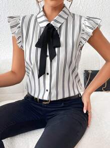 SHEIN Privé Camisa con estampado de rayas ribete con fruncido de cuello con cordón - Blanco y Negro - Ver 2