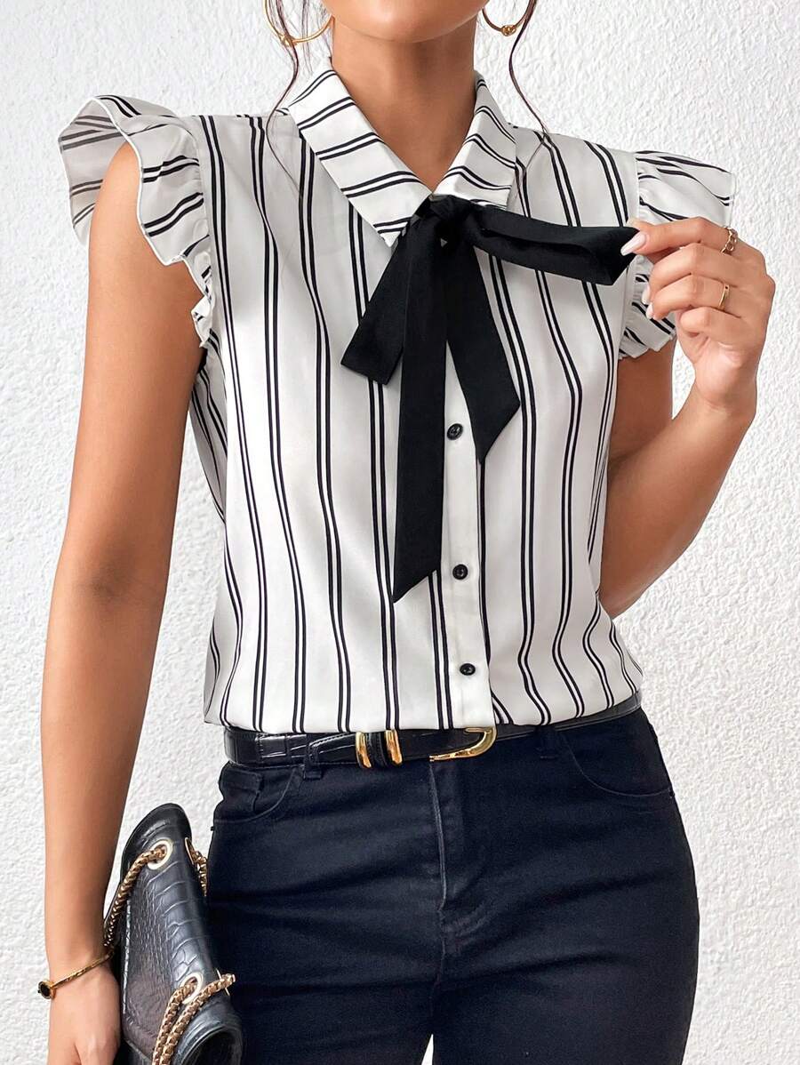 SHEIN Privé Camisa con estampado de rayas ribete con fruncido de cuello con cordón - Blanco y Negro - Ver 1