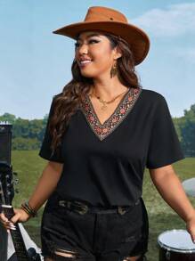 SHEIN VCAY 大碼拼接花卉圖案織帶V領T恤 - 黑色 - 查看 1